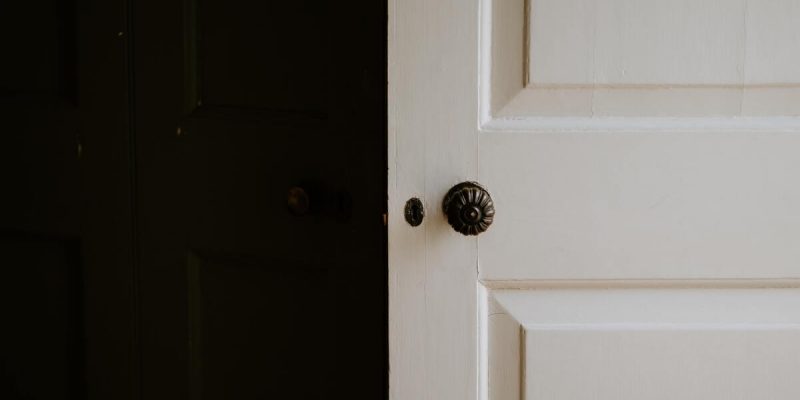 Cómo limpiar las diferentes partes de una puerta