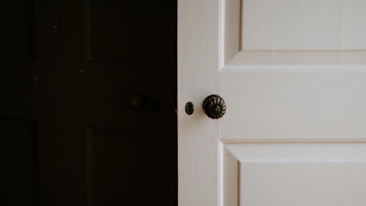 Cómo limpiar las diferentes partes de una puerta